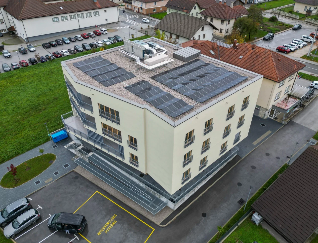DSO v Sodražici s sončnimi paneli na strehi, pogled iz zraka