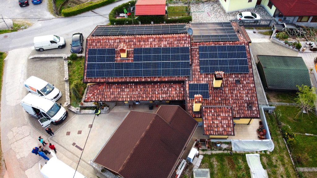 Sončna elektrarna na strehi objekta v Novi Gorici
