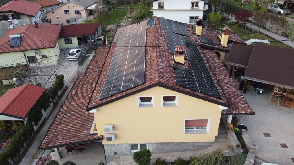 Sončni paneli na strehi objekta v Novi Gorici