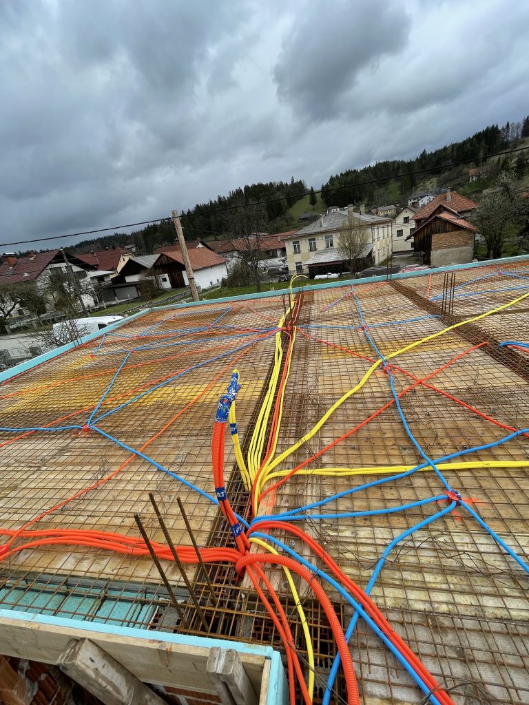 Električne napeljave na plošči objekta med gradnjo